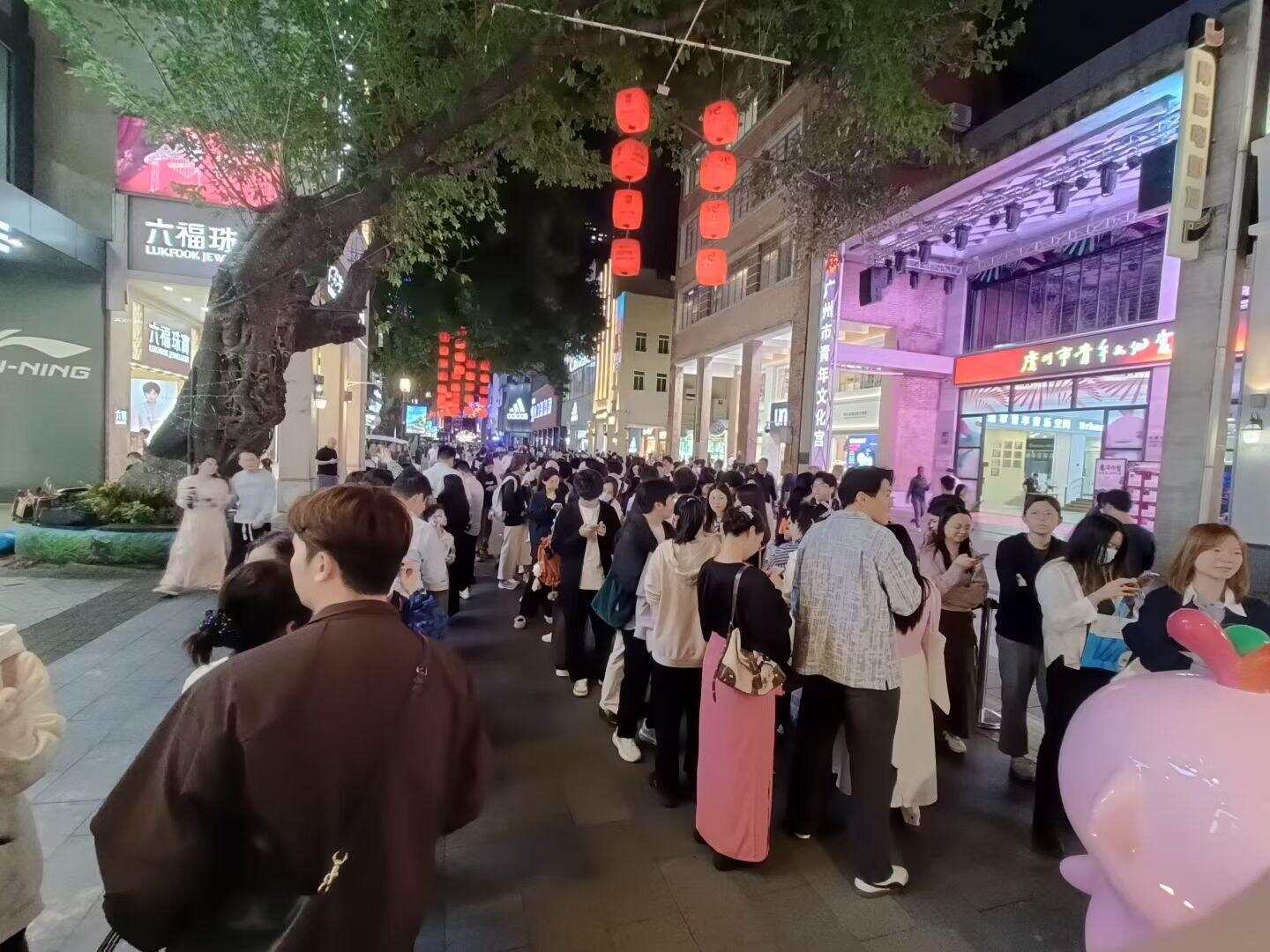 市民线下购买“大湾鸡”周边 受访者供图