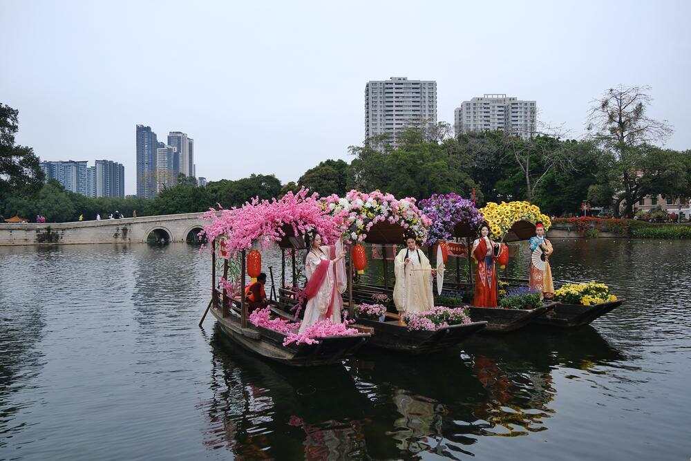 荔湾水上花市资料图。羊城晚报记者 陈秋明 摄