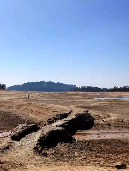  水枯后古桥重见天日