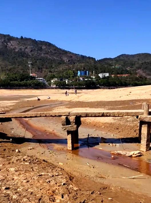  桥面由三块青石板并列铺就