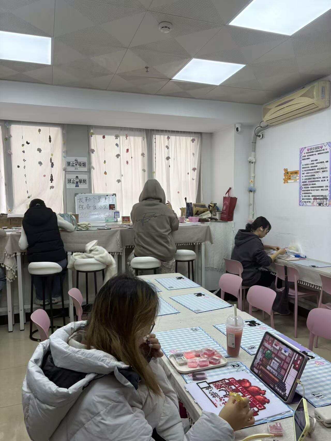  闹市里的拼豆手作店，宛如自习室