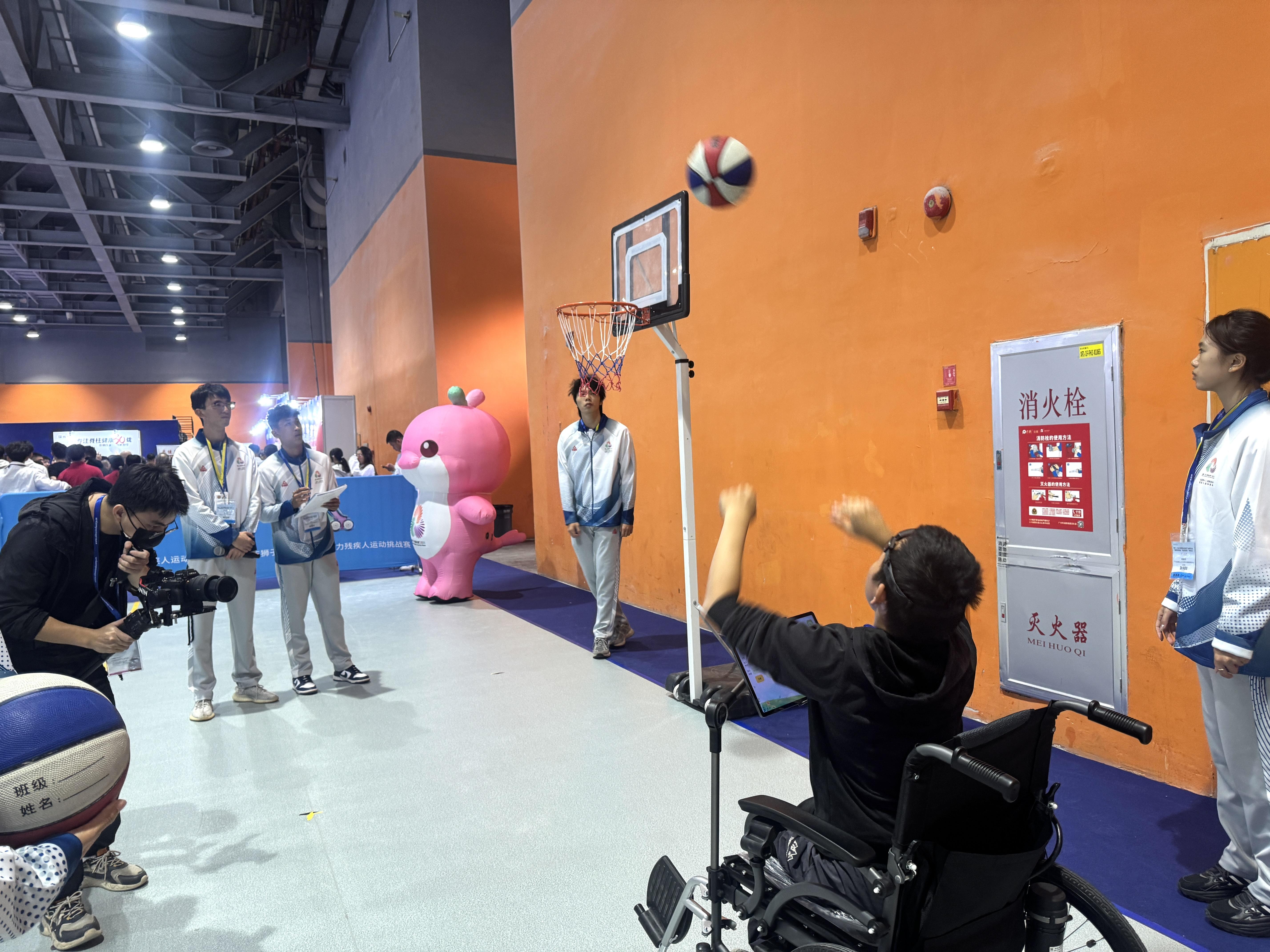 运动员坐着AI脑控轮椅打篮球