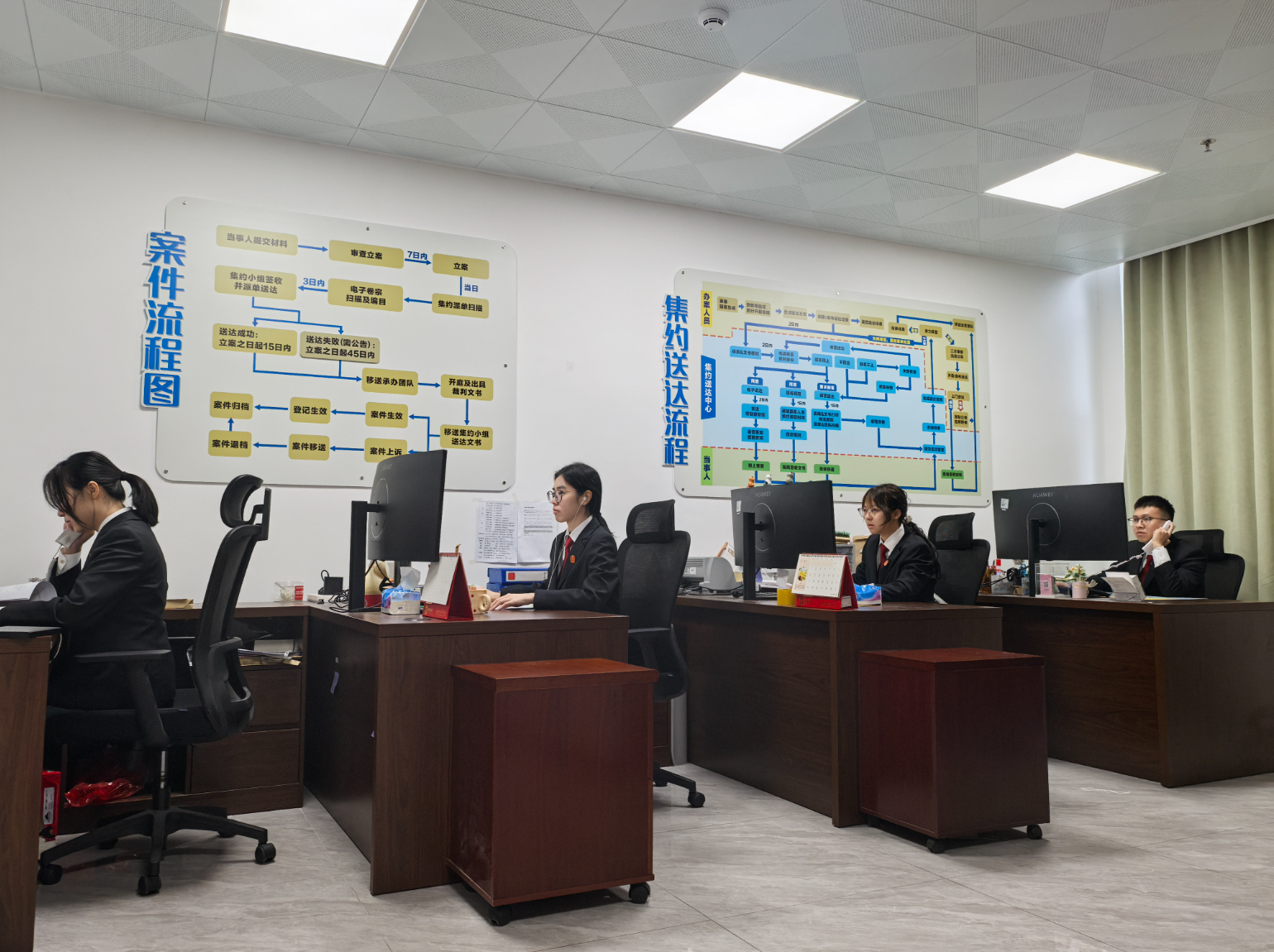 东莞第三法院横沥法庭“智审集约中心”人员工作场景