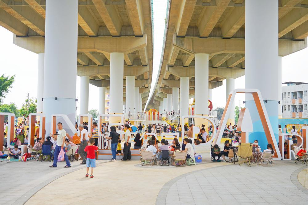 “遛娃胜地”桥下公园