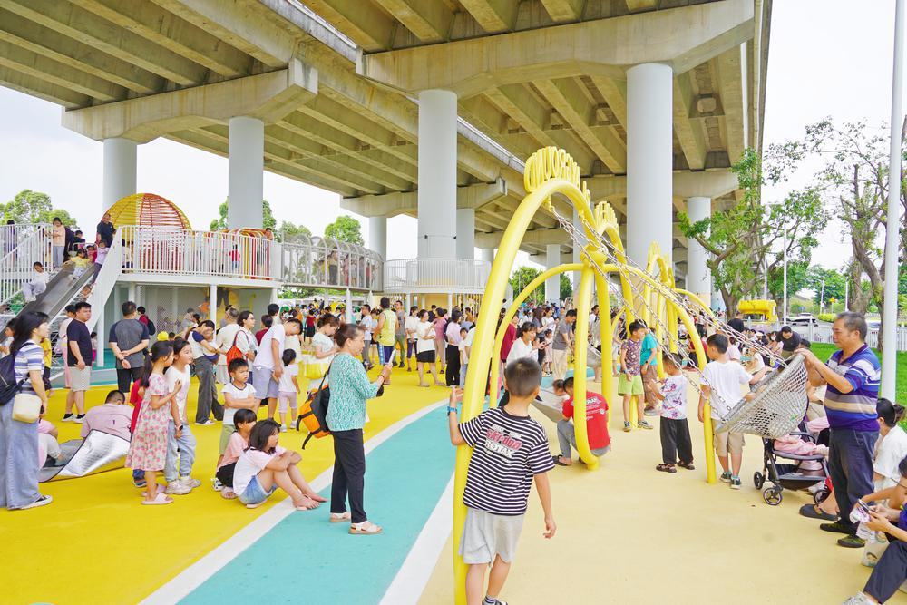 公园内其乐融融