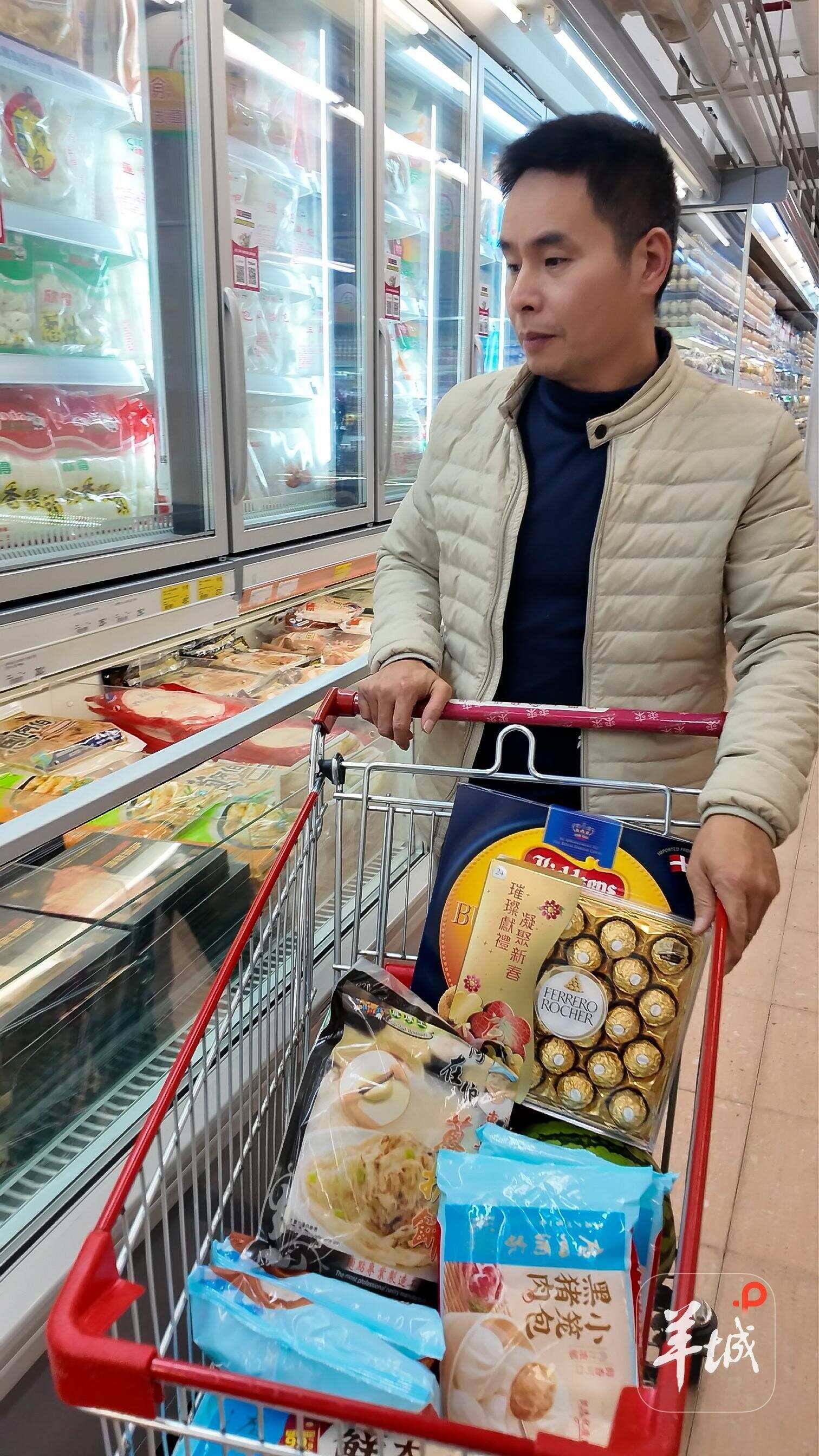  澳门一家超市内，陈先生正在采购广州企业生产的点心