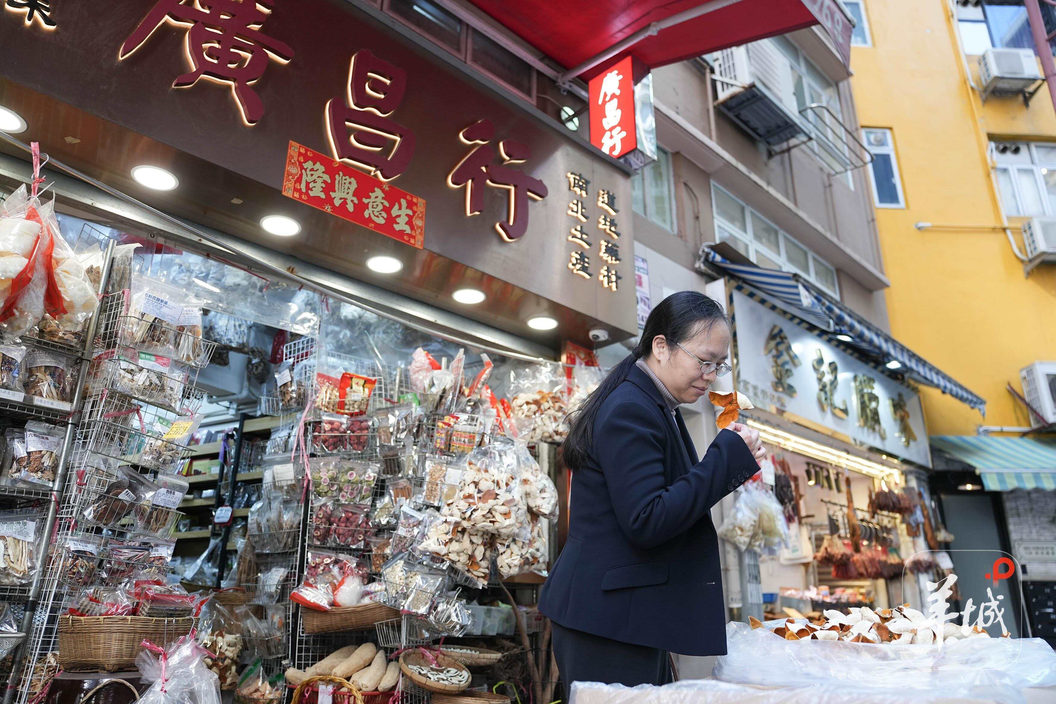  香港市民岑女士正在选购来自广东的陈皮