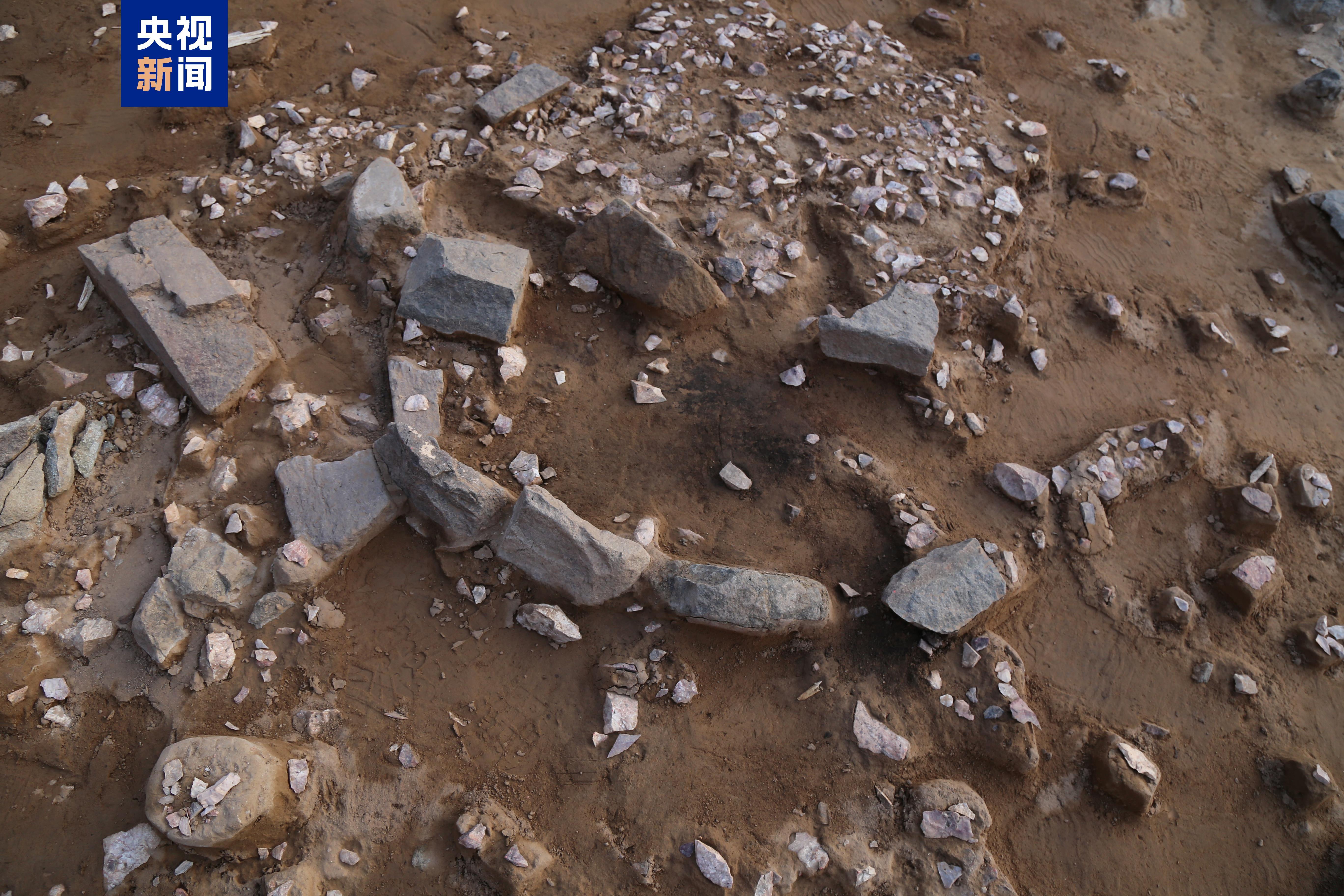 △河北阳原县新庙庄遗址5号地点文化层底部揭露的“热处理石料”的“炉”