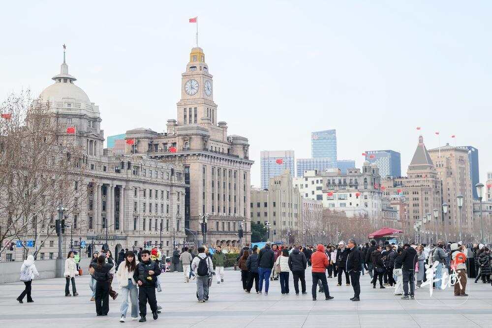 上海市黄浦区的外滩人流如织 上海市黄浦区的外滩人流如织