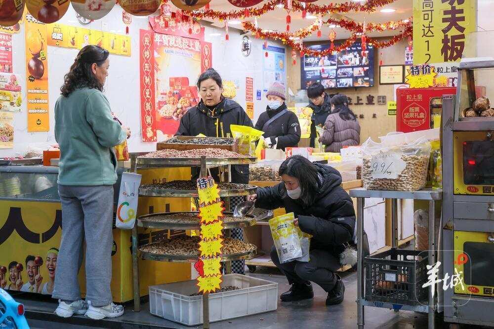 2026年1月29日傍晚,上海市黄浦区福州路的粒上皇(上海首店)门前渐渐聚起人流。许多上海市民专程而来,在这家备受关注的广货店铺中挑选瓜子、板栗等经典食物 2026年1月29日傍晚,上海市黄浦区福州路的粒上皇(上海首店)门前渐渐聚起人流。许多上海市民专程而来,在这家备受关注的广货店铺中挑选瓜子、板栗等经典食物