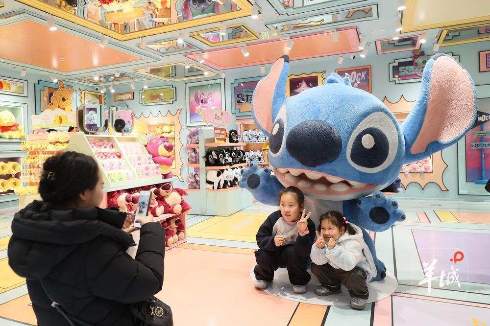 2026年1月29日,上海市黄浦区南京路步行街的名创优品(全球壹号店)内,孩子们与史迪仔合影 2026年1月29日,上海市黄浦区南京路步行街的名创优品(全球壹号店)内,孩子们与史迪仔合影
