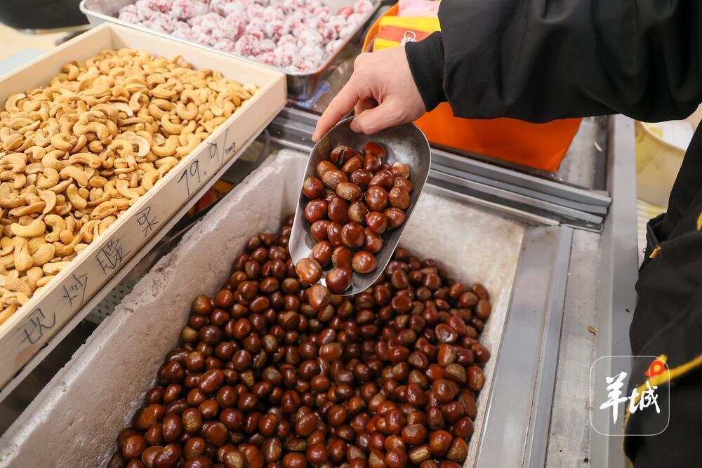 上海市黄浦区福州路的粒上皇(上海首店)内,新鲜出炉的板栗 上海市黄浦区福州路的粒上皇(上海首店)内,新鲜出炉的板栗