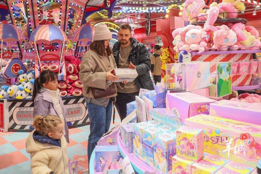 2026年1月29日,上海市黄浦区南京路步行街的名创优品(全球壹号店)内,外国游客们正挑选着盲盒。这家近2000平方米的沉浸式IP乐园,已成为南京路步行街上备受全球游客青睐的打卡地标 2026年1月29日,上海市黄浦区南京路步行街的名创优品(全球壹号店)内,外国游客们正挑选着盲盒。这家近2000平方米的沉浸式IP乐园,已成为南京路步行街上备受全球游客青睐的打卡地标