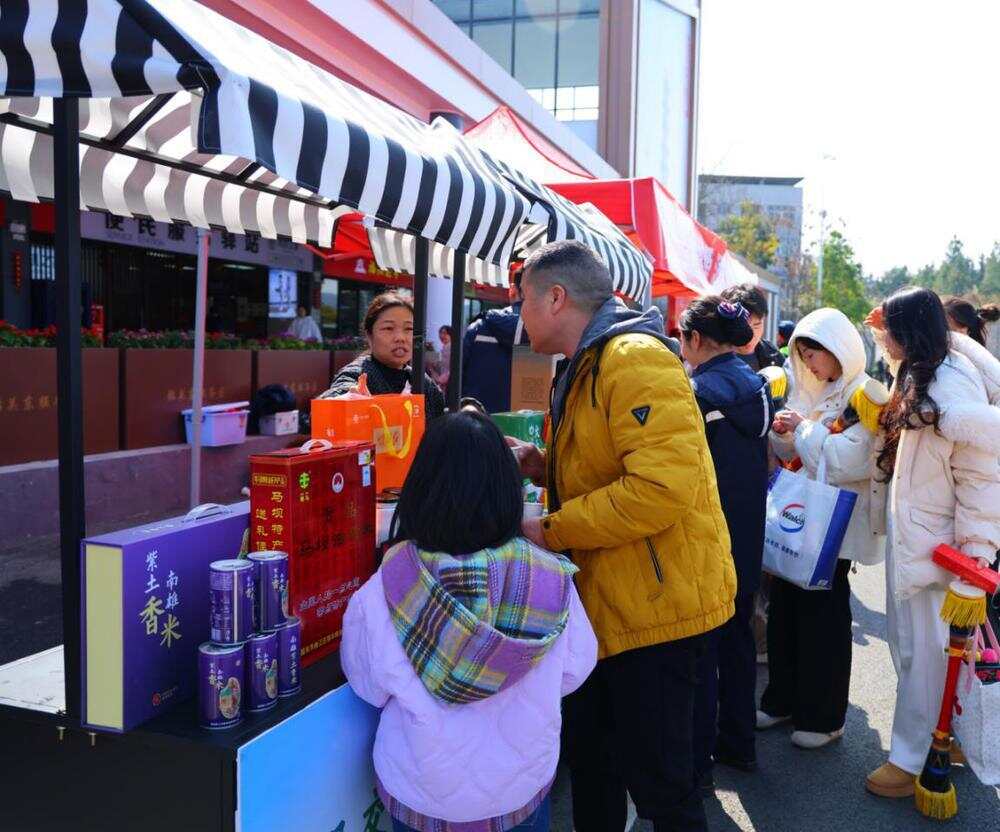 韶赣高速服务区内广东年货摊位 韶赣高速服务区内广东年货摊位