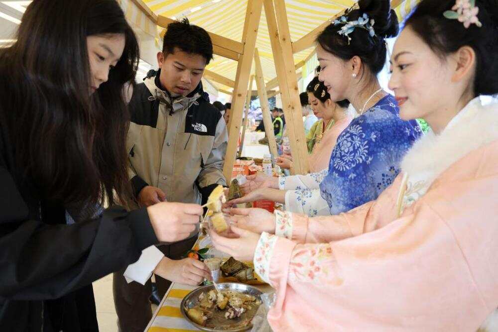 游客试吃封开杏花鸡 游客试吃封开杏花鸡