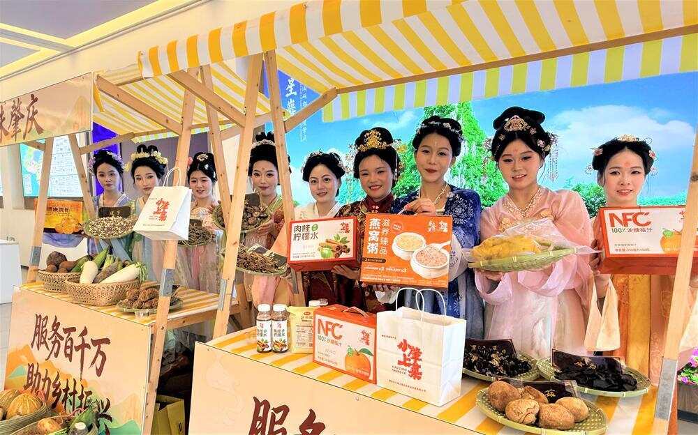 鼎湖服务区为游客奉上丰富“老广年货 鼎湖服务区为游客奉上丰富“老广年货