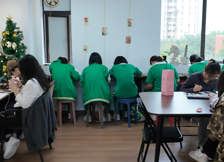 工作日下午2点,广州核心商圈拼豆店内已“一座难求” 工作日下午2点,广州核心商圈拼豆店内已“一座难求”