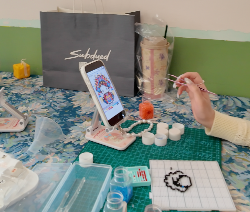 消费者钟女士正在为自己的朋友拼豆新婚礼物 消费者钟女士正在为自己的朋友拼豆新婚礼物