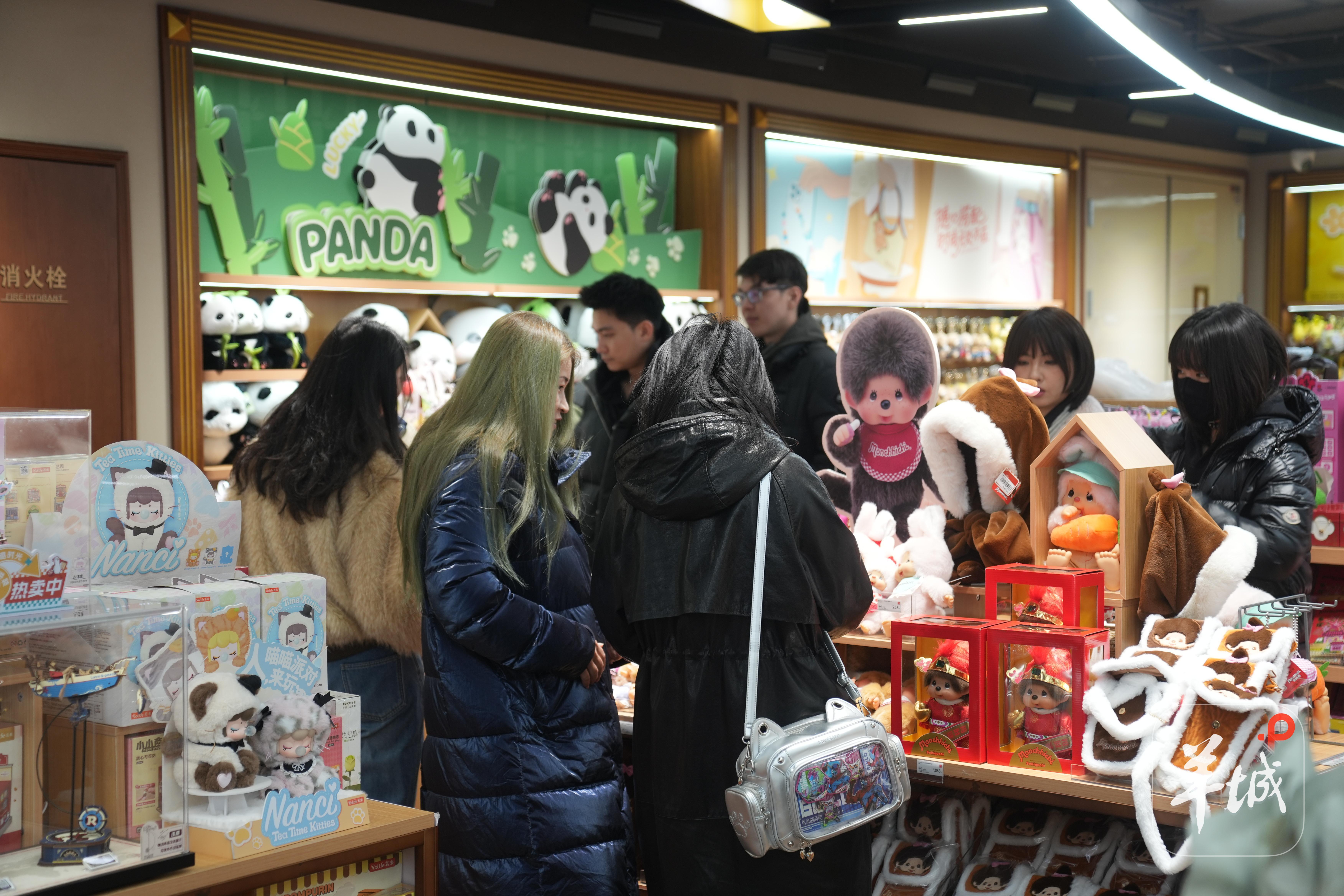 名创优品MINISO LAND北京壹号店里，顾客正在挑选潮玩