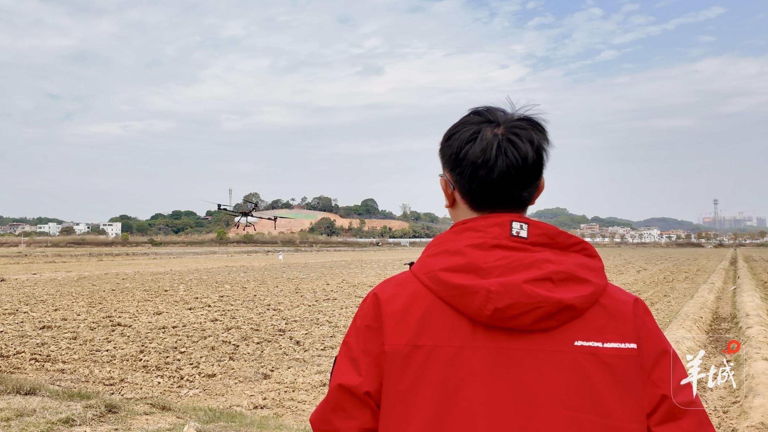 刘广镇在调试农业无人机