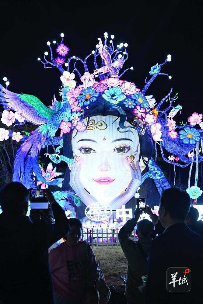 游客们正在打卡留念 游客们正在打卡留念