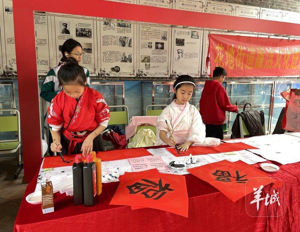 “小书法家”也在现场写祝福 “小书法家”也在现场写祝福