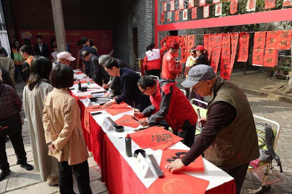 荔湾区书法家协会的书法文艺工作者现场挥毫写祝福。通讯员供图 荔湾区书法家协会的书法文艺工作者现场挥毫写祝福。通讯员供图