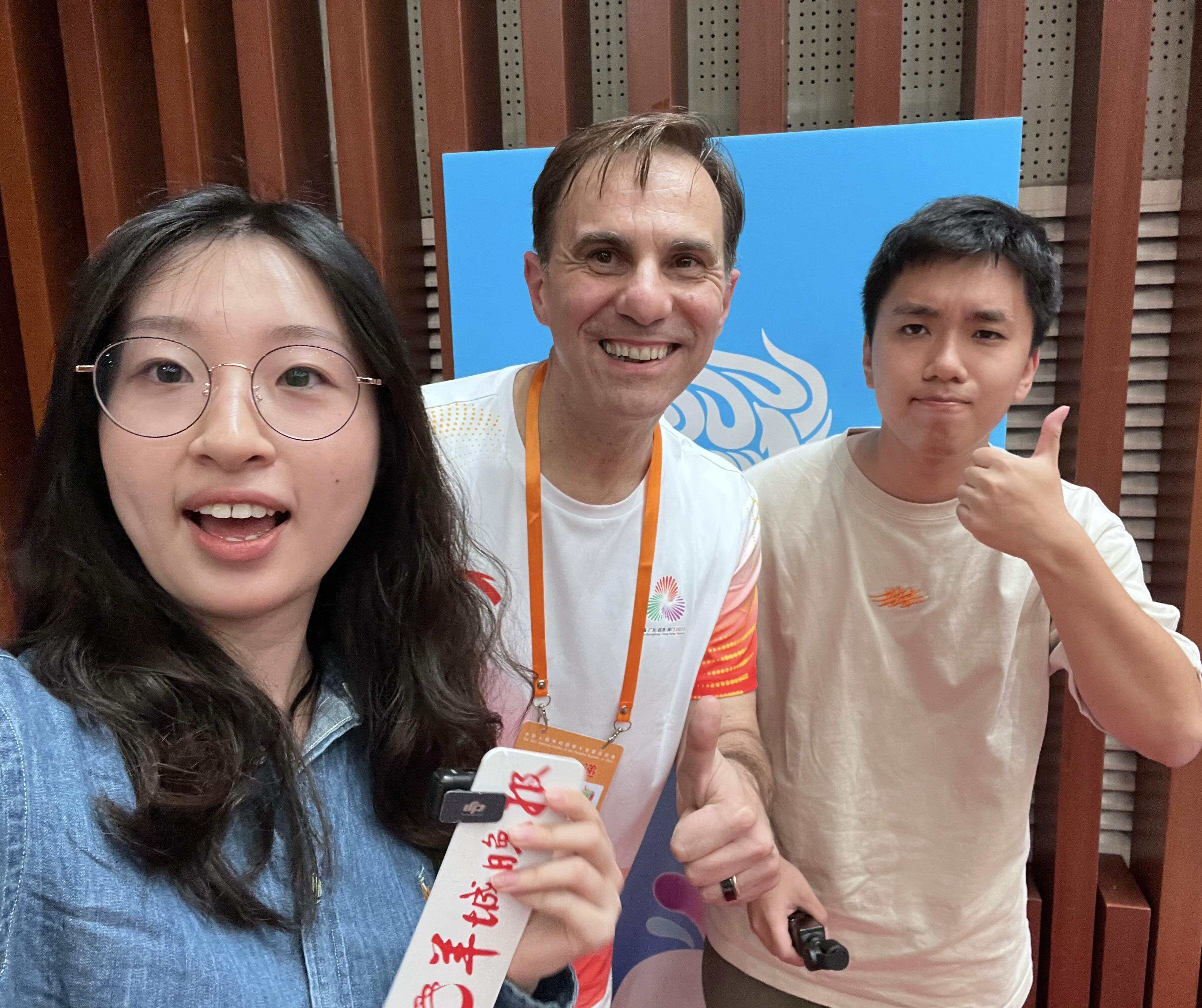  刘泳希（左一）采访十五运会火炬传递（广州站）唯一外籍火炬手