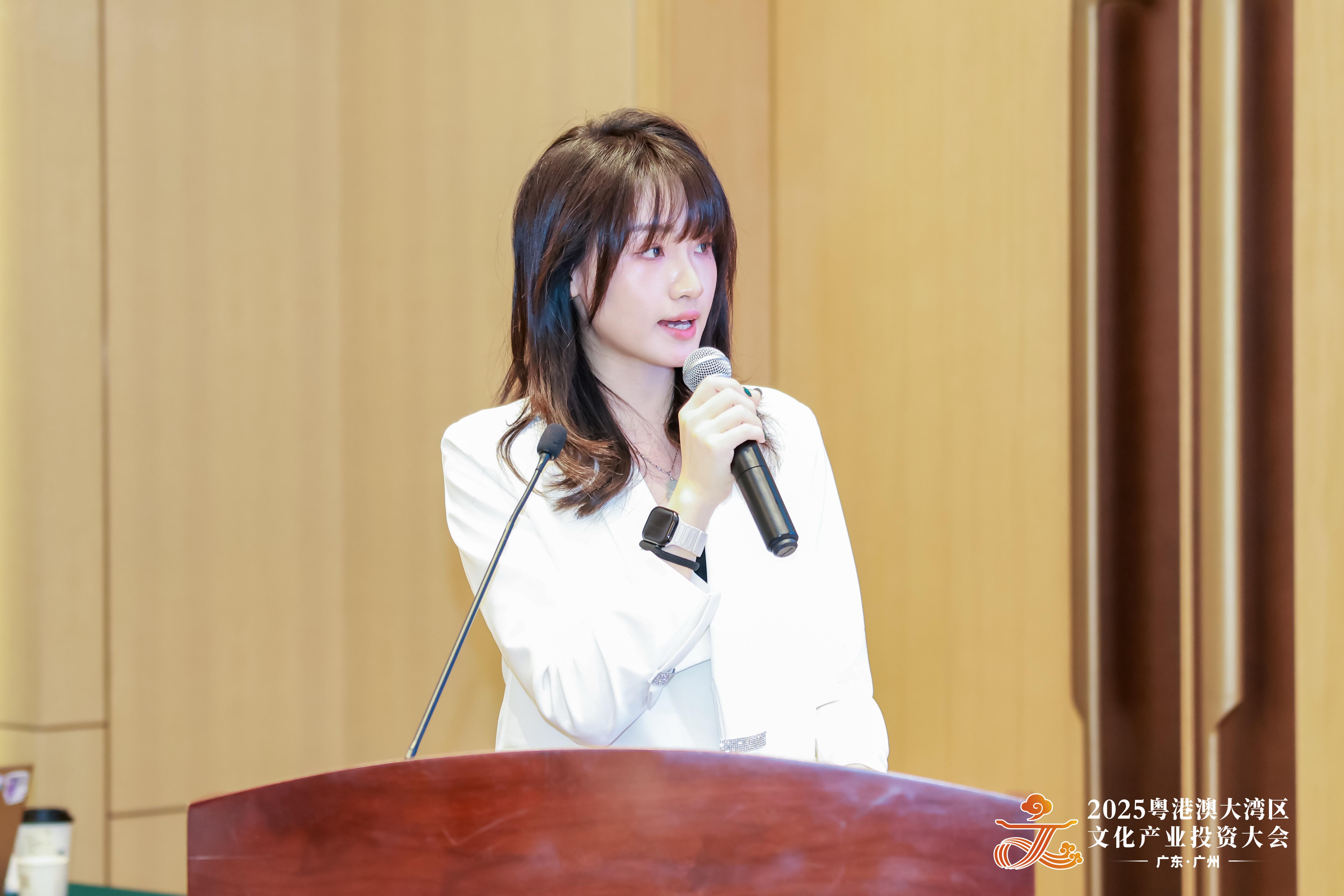 2025粤港澳大湾区文化产业投资大会现场，周嘉雯代表团队发布文化通应用。