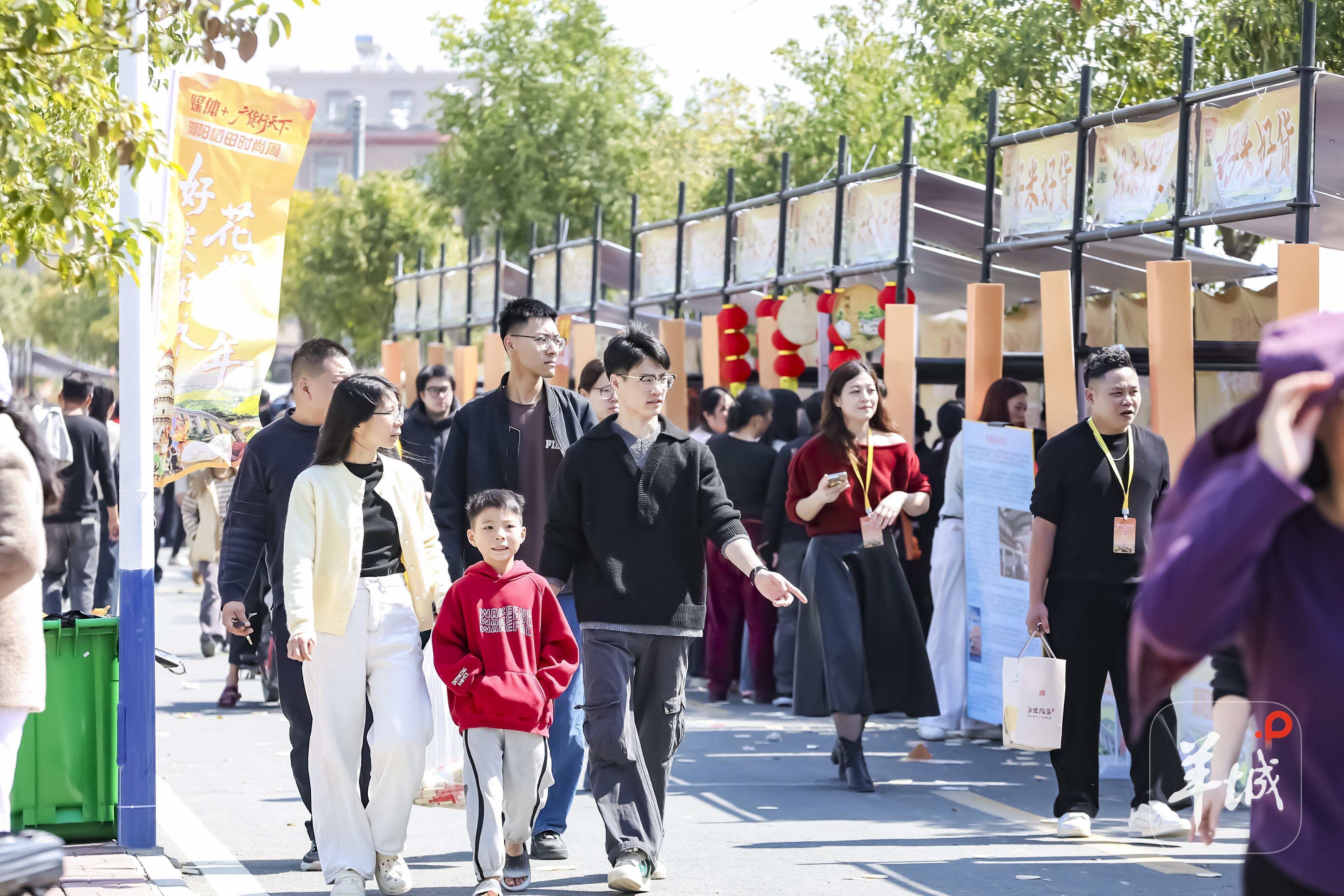  汕头市潮阳区，稻田时尚周上“好米好货”主题市集人流如织