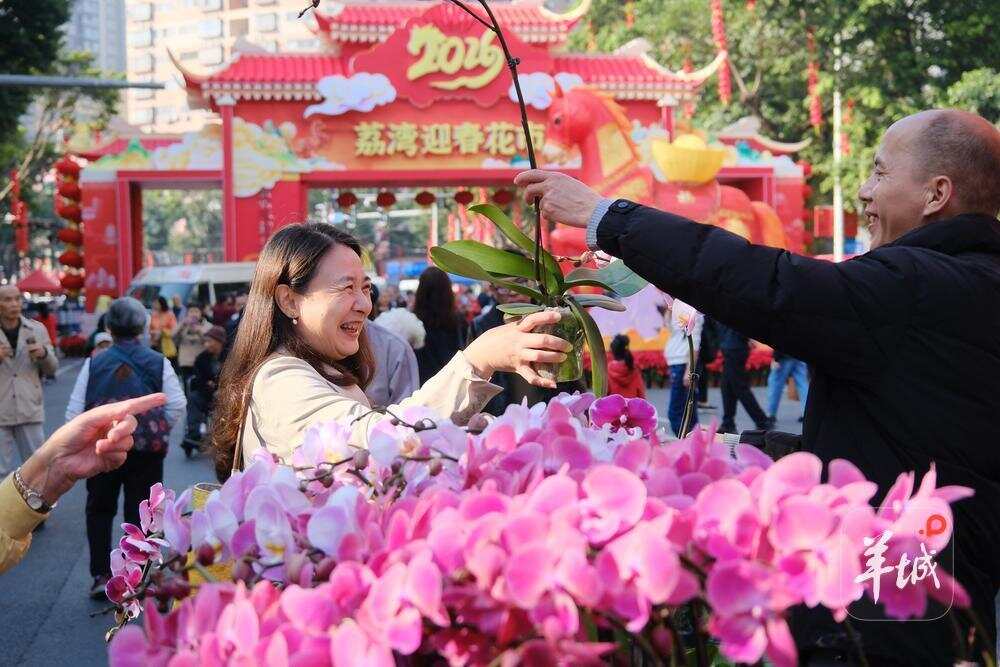  不少街坊一早过来行花街，买买买，笑开颜