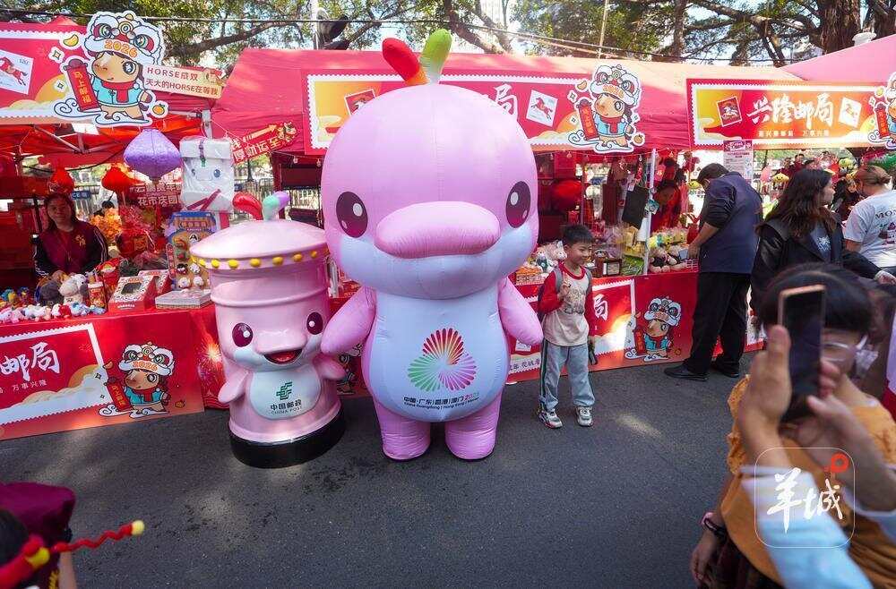 2月14日,广州海珠滨江迎春花市,“大湾鸡”人偶和“大湾鸡筒”共同亮相 梁怿韬 摄 2月14日,广州海珠滨江迎春花市,“大湾鸡”人偶和“大湾鸡筒”共同亮相 梁怿韬 摄