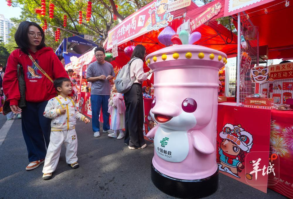 “大湾鸡筒”吸引小朋友关注 梁怿韬 摄 “大湾鸡筒”吸引小朋友关注 梁怿韬 摄