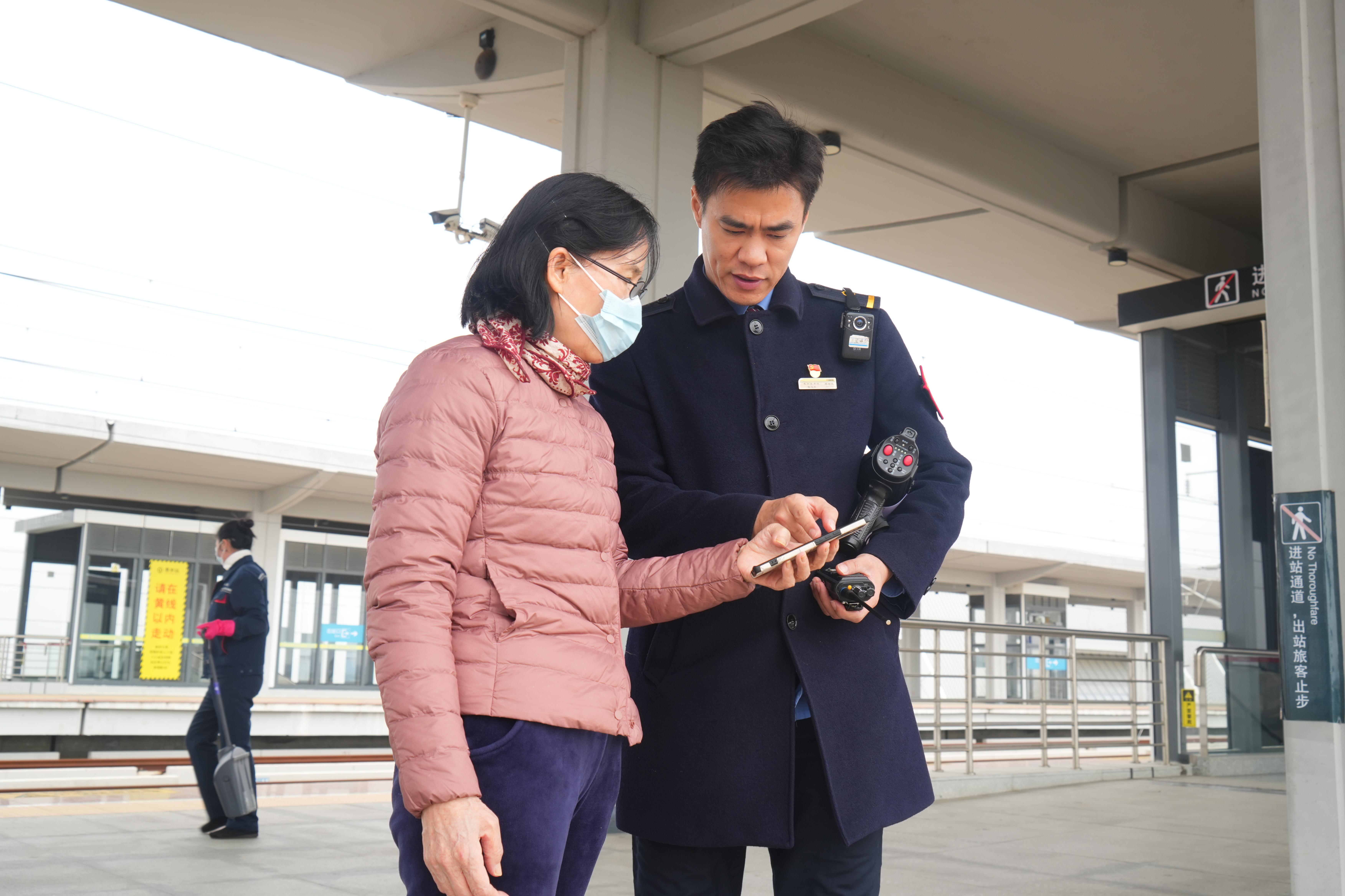 郑岸文细心解答旅客疑问