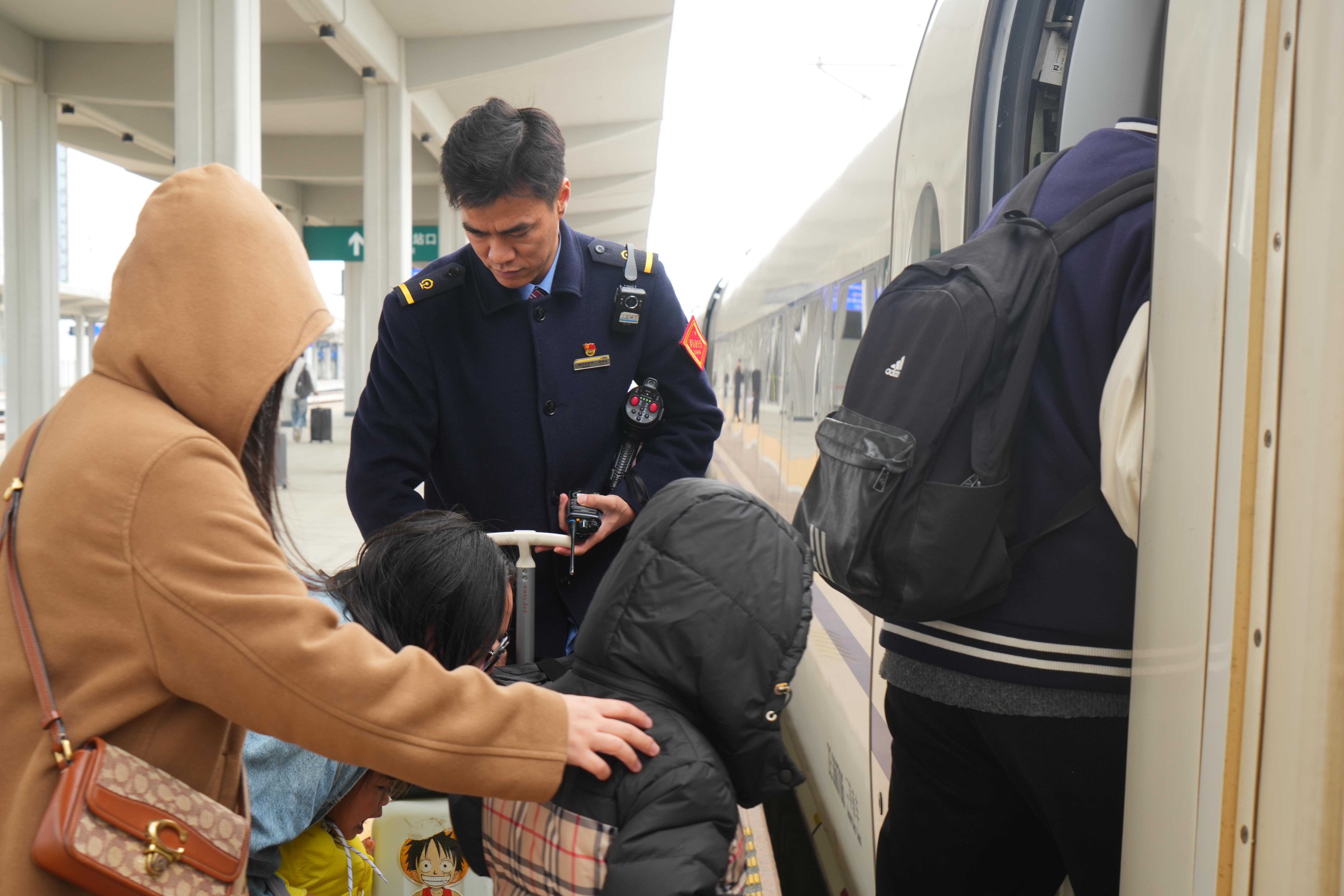 呵护旅客平安出行