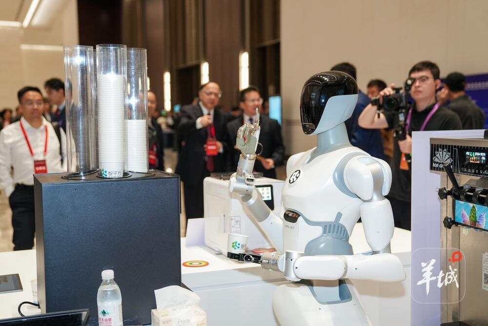 与会人员在大会现场了解广东省制造业与服务业协同发展案例