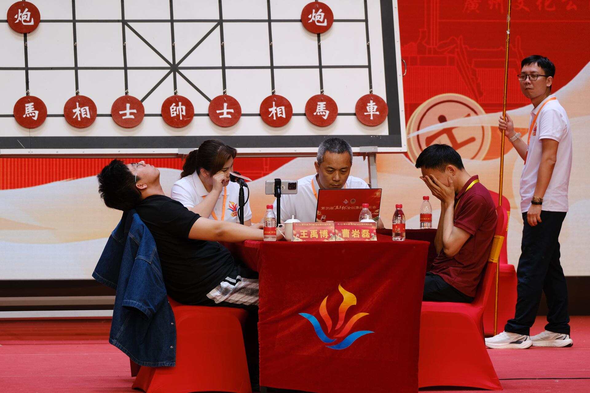 上届“五羊杯”决赛，王禹博（左）不敌曹岩磊后瘫坐在椅子上 陈秋明摄