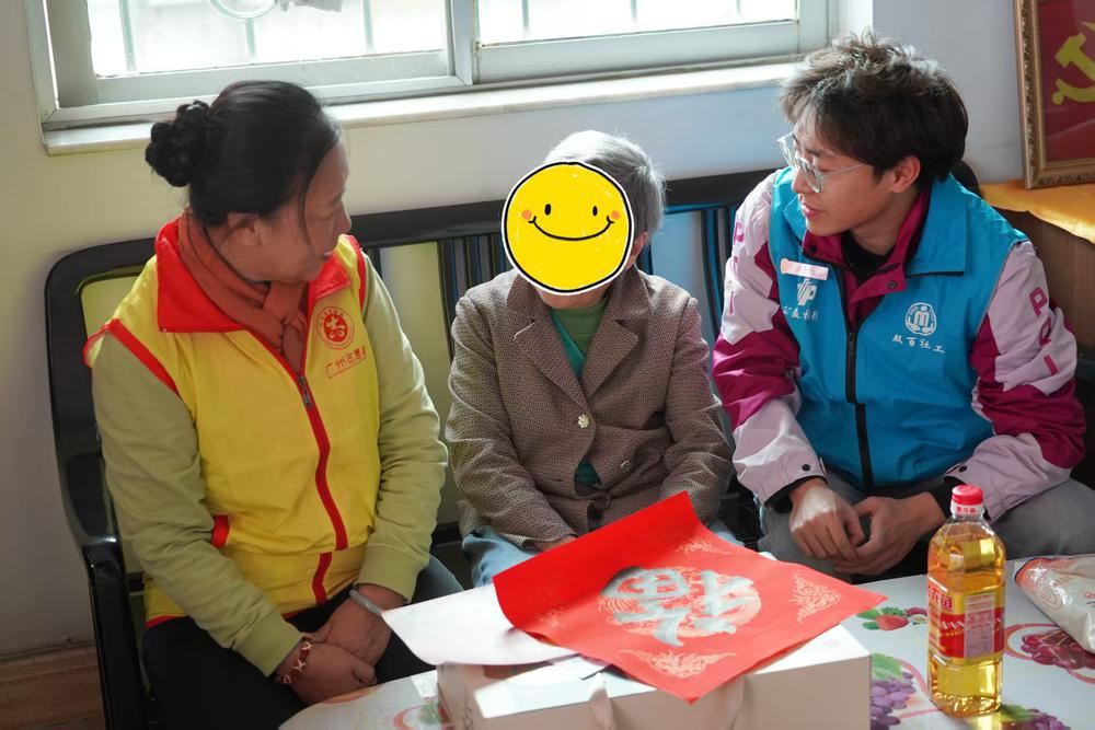 “耆贺新年好”2026年新春贺年志愿服务大行动中,63岁的银龄志愿者涛姐上门给长者送”新春福袋“,陪长者话家常,细心询问其身体状况 “耆贺新年好”2026年新春贺年志愿服务大行动中,63岁的银龄志愿者涛姐上门给长者送”新春福袋“,陪长者话家常,细心询问其身体状况
