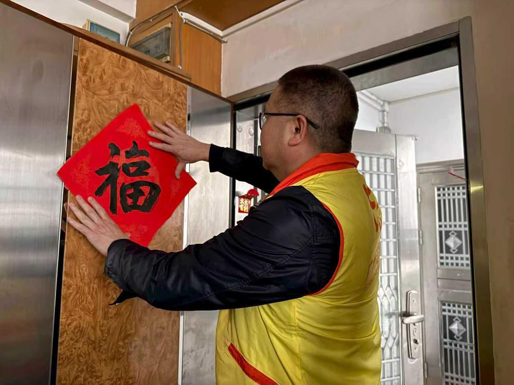 “耆贺新年好”2026年新春贺年志愿服务大行动中,海珠区新港街志愿者为长者提供贴福字新春志愿服务 “耆贺新年好”2026年新春贺年志愿服务大行动中,海珠区新港街志愿者为长者提供贴福字新春志愿服务
