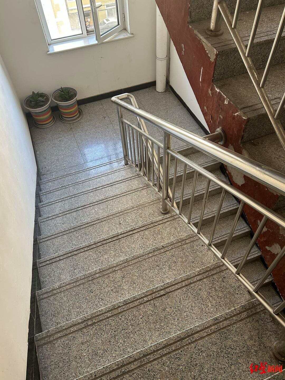 ▲陈女士生前所住小区的步梯