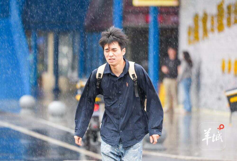 2月28日，广州市区，没有带伞的市民冒雨出行 梁怿韬 摄