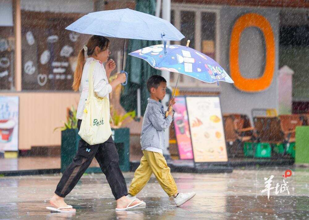 开学季临近，师生及家长需留意气象预报预警信息，提前规划好返校行程 梁怿韬 摄