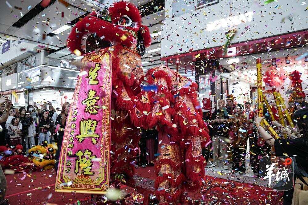 醒狮队在各个档口前旺场 醒狮队在各个档口前旺场