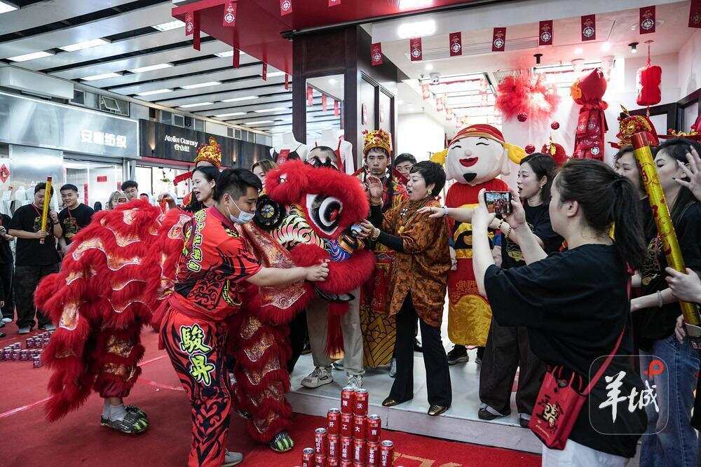 醒狮队在各个档口前旺场 醒狮队在各个档口前旺场