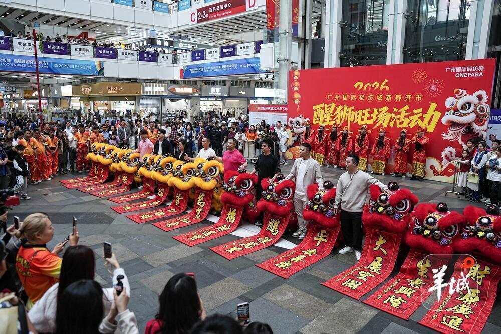 威武醒狮获邀到场,与商户、客户等进行互动 威武醒狮获邀到场,与商户、客户等进行互动