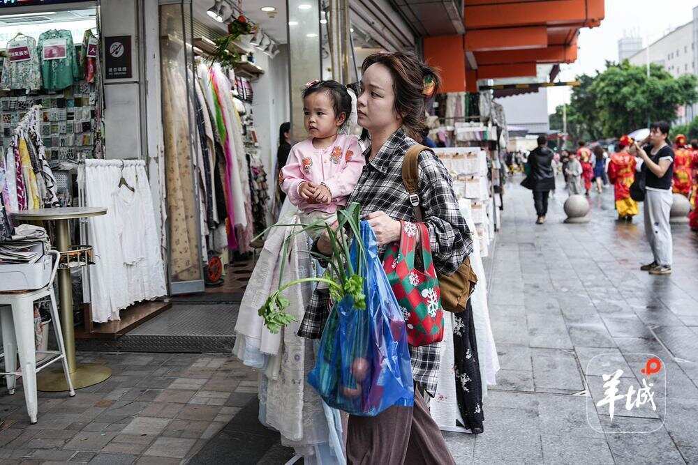 商户们在开市前都会准备一把生菜挂在门口,寓意“生财” 商户们在开市前都会准备一把生菜挂在门口,寓意“生财”