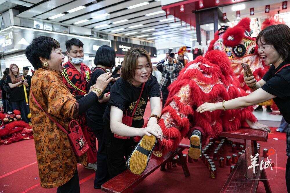 大家从狮头摸到狮尾,寓意从年头旺到年尾 大家从狮头摸到狮尾,寓意从年头旺到年尾
