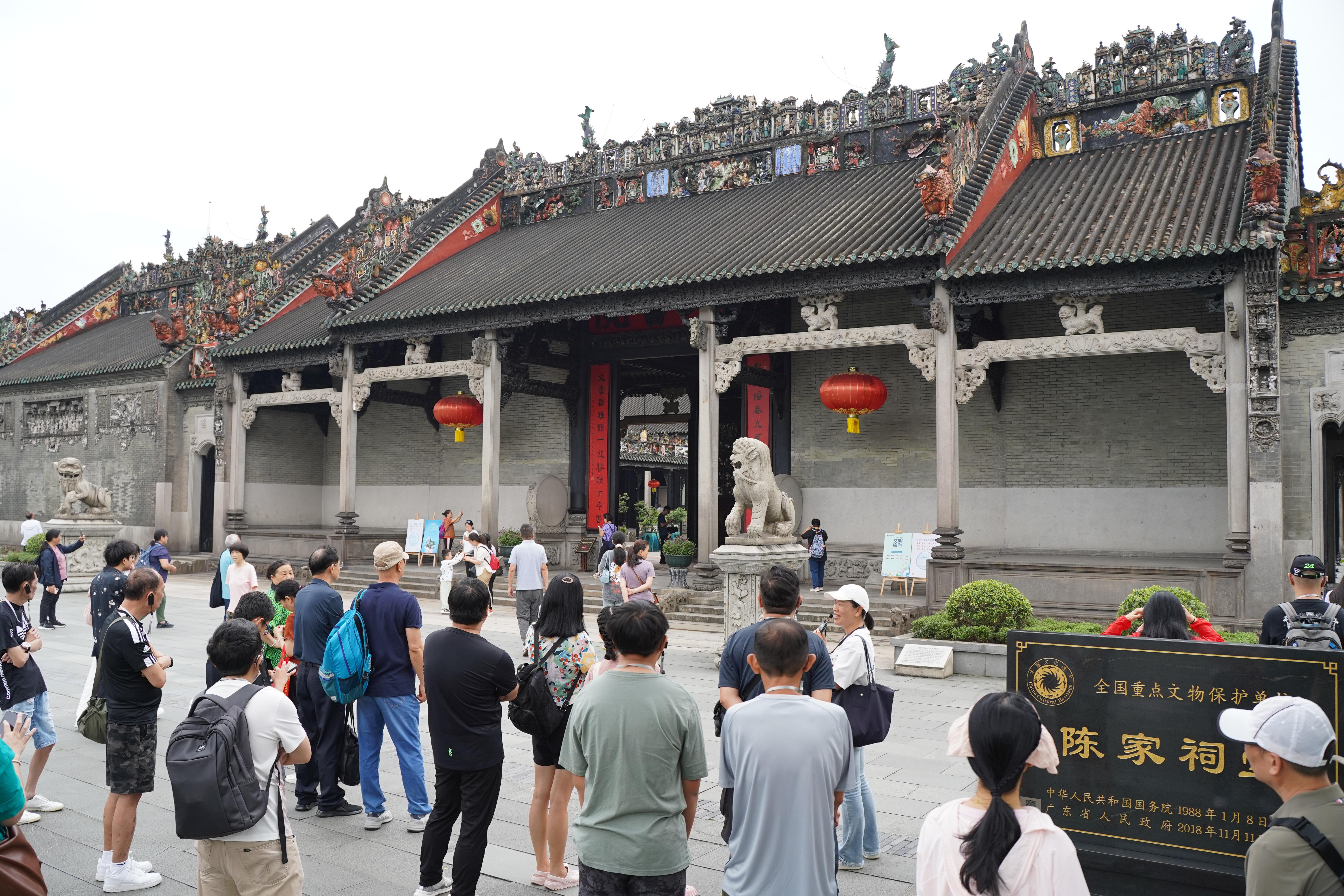  众多市民和游客前来陈家祠参观