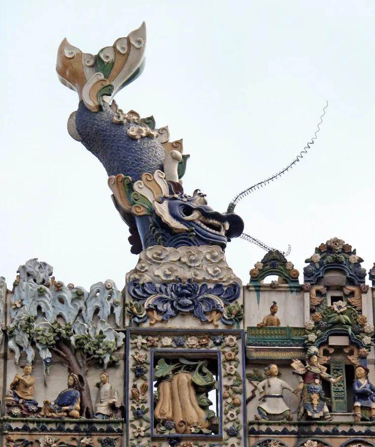  陈家祠屋脊上的陶塑鳌鱼