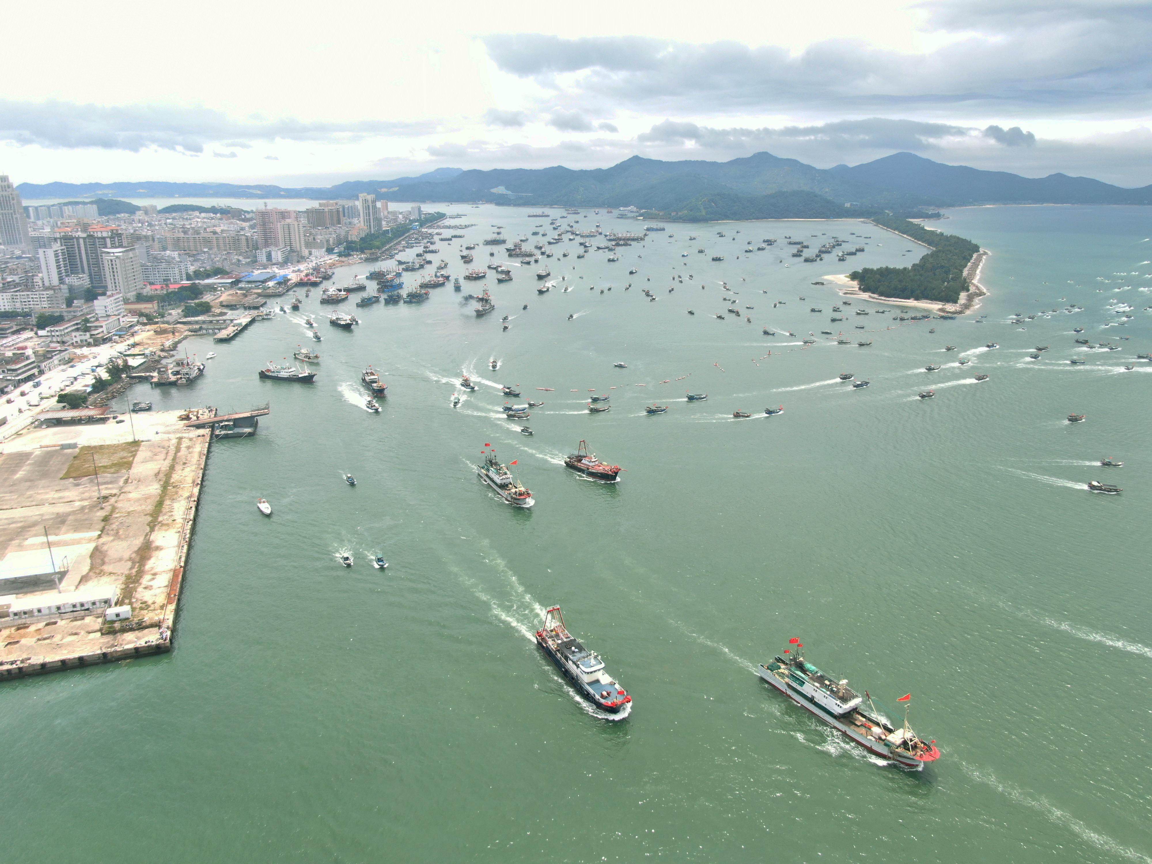  汕尾开渔，千帆竞发